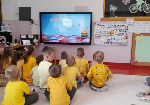 Dzieci ogladają film eduacyny o pszczołach